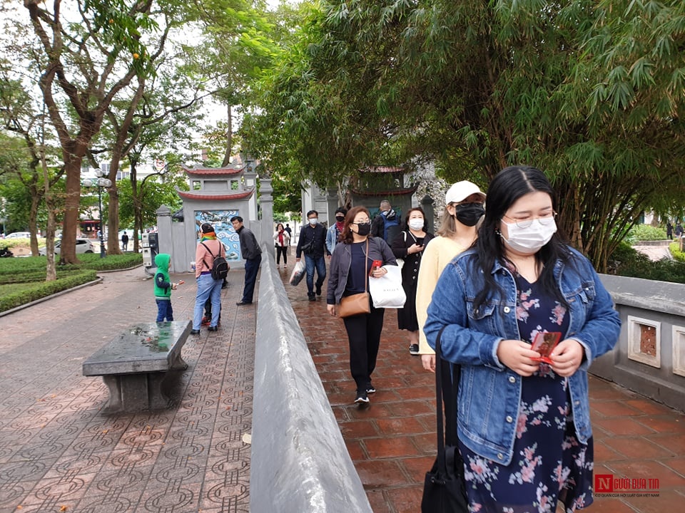 Dân sinh - Phòng, chống dịch Corona: Du khách nước ngoài bịt khẩu trang thăm quan di tích tại Hà Nội  (Hình 18).