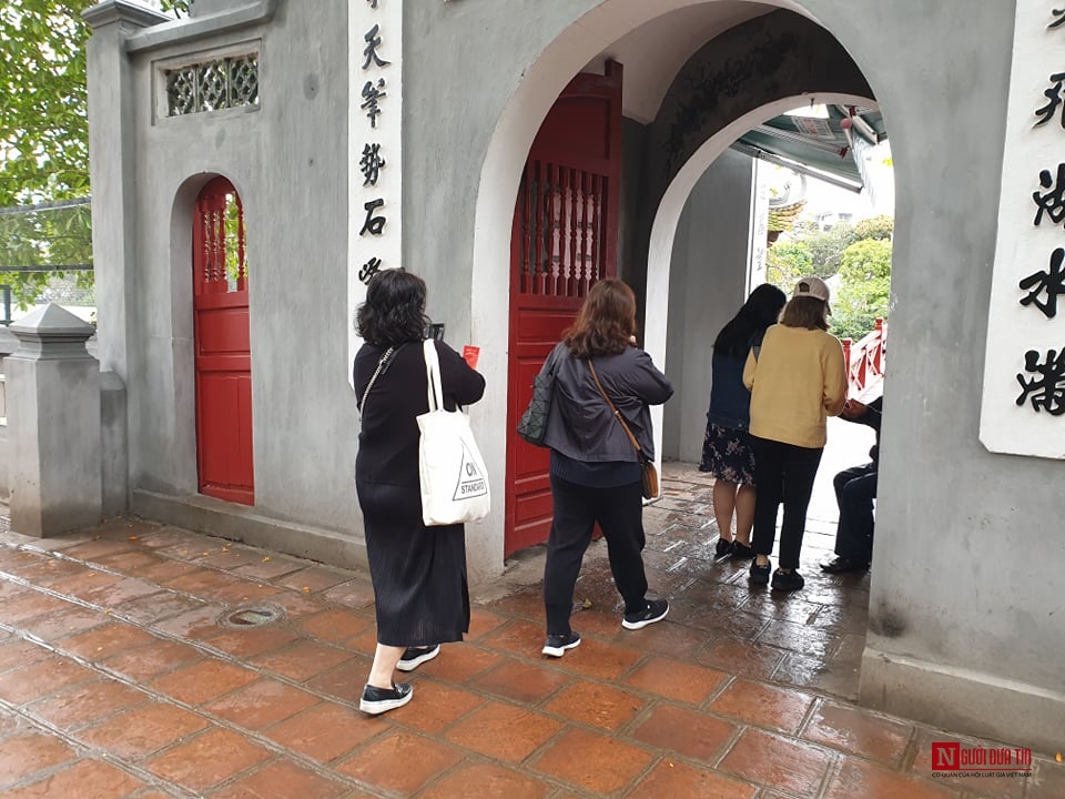 Dân sinh - Phòng, chống dịch Corona: Du khách nước ngoài bịt khẩu trang thăm quan di tích tại Hà Nội  (Hình 17).