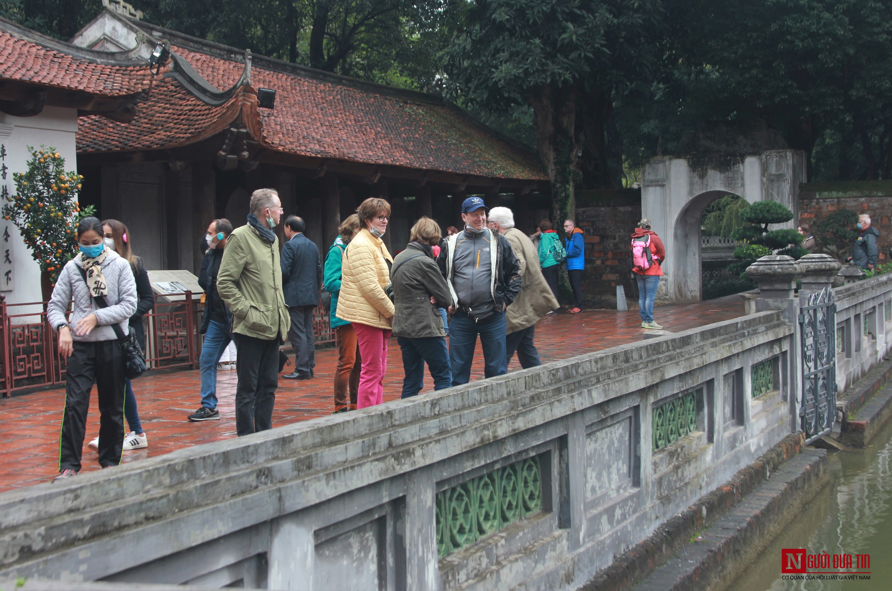 Dân sinh - Phòng, chống dịch Corona: Du khách nước ngoài bịt khẩu trang thăm quan di tích tại Hà Nội  (Hình 2).