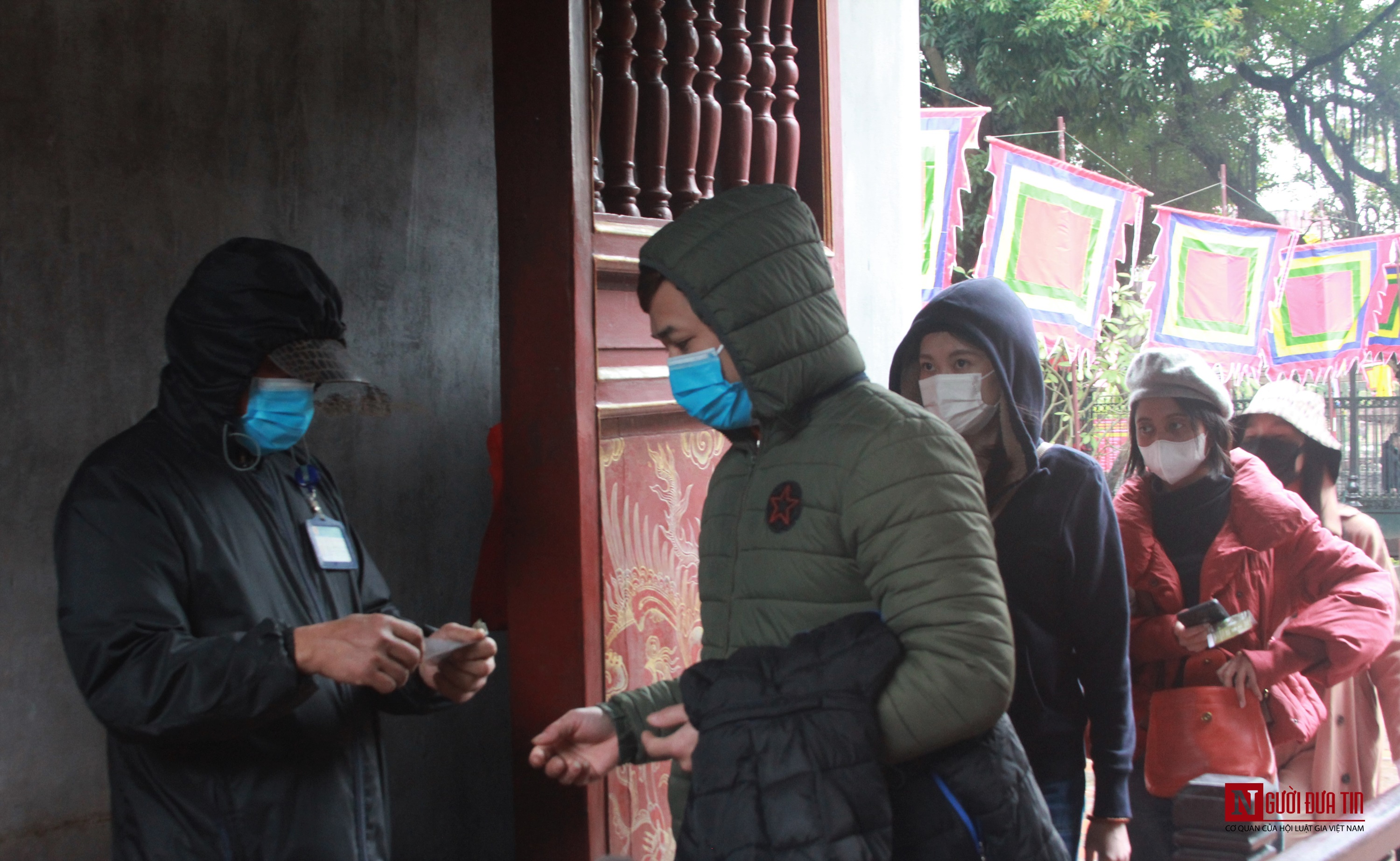Dân sinh - Phòng, chống dịch Corona: Du khách nước ngoài bịt khẩu trang thăm quan di tích tại Hà Nội 
