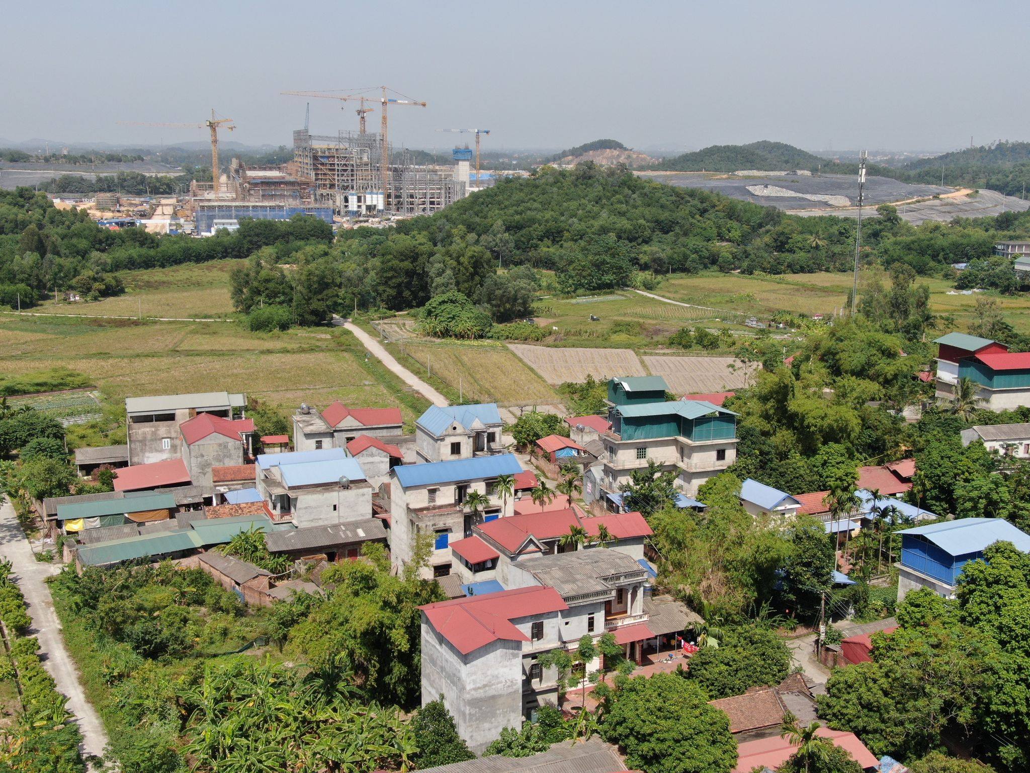 Môi trường - Khẩn trương bồi thường cho người dân gần bãi rác Nam Sơn (Hình 2).