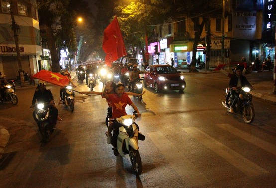 Tin nhanh - Người hâm mộ TP.Cần Thơ đổ ra đường ăn mừng U.23 Việt Nam vào bán kết (Hình 2).