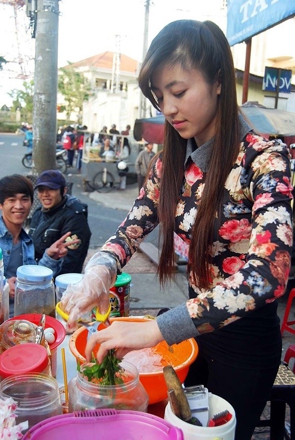 Văn hoá - Cuộc sống hiện tại của “hotgirl bánh tráng trộn” sau 8 năm nổi tiếng (Hình 2).