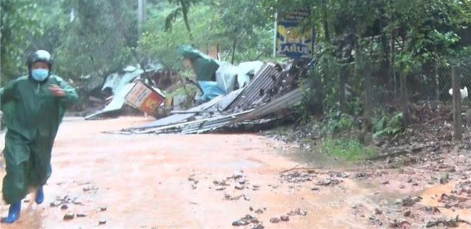 Dân sinh - Quảng Nam: Quả đồi sập xuống đè bẹp nhà dân sau tiếng nổ lớn