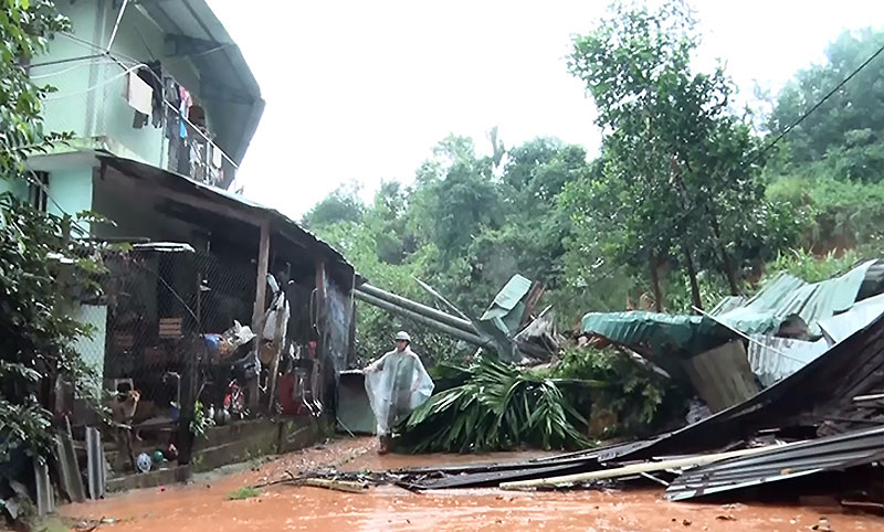 Dân sinh - Quảng Nam: Quả đồi sập xuống đè bẹp nhà dân sau tiếng nổ lớn (Hình 2).