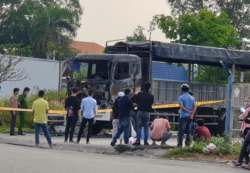 Dân sinh - Dập tắt lửa ở xe tải bị cháy, tá hỏa phát hiện thi thể người bên trong