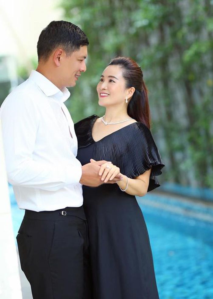 Văn hoá - Nam diễn viên Bình Minh tặng quà Valentine sớm cho vợ hơn 4 tuổi