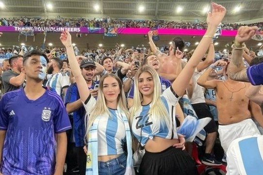 Thể thao - Động thái mới nhất của nữ CĐV Argentina cởi áo ăn mừng trên khán đài