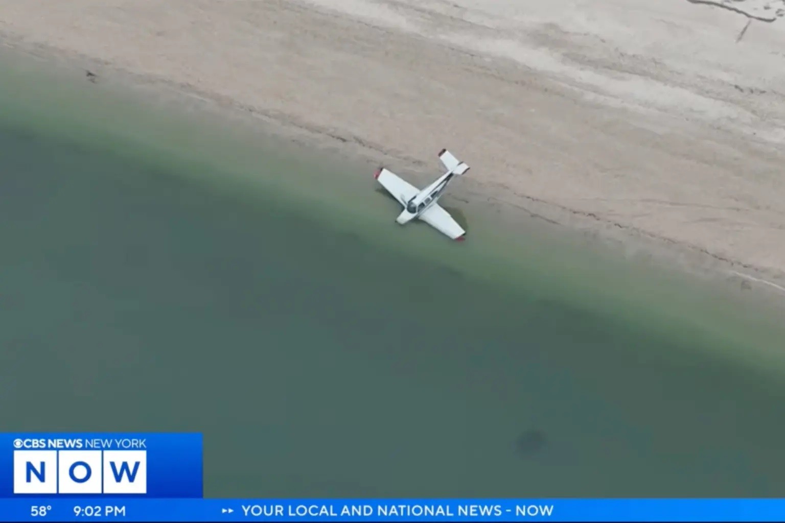 Đời sống - Kinh hoàng khoảnh khắc máy bay rơi xuống bãi biển do gặp sự cố động cơ