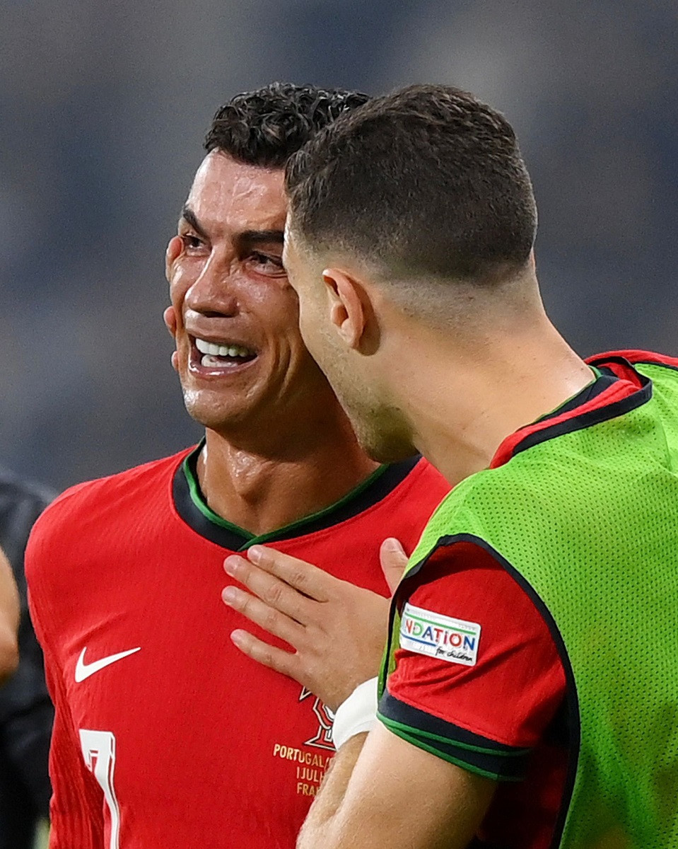 Thể thao - Ronaldo nhận chỉ trích vì bật khóc sau khi đá hỏng phạt đền