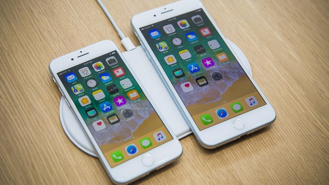 Công nghệ - Trên tay iPhone 8 và 8 Plus, 'đứa con ghẻ' của Apple