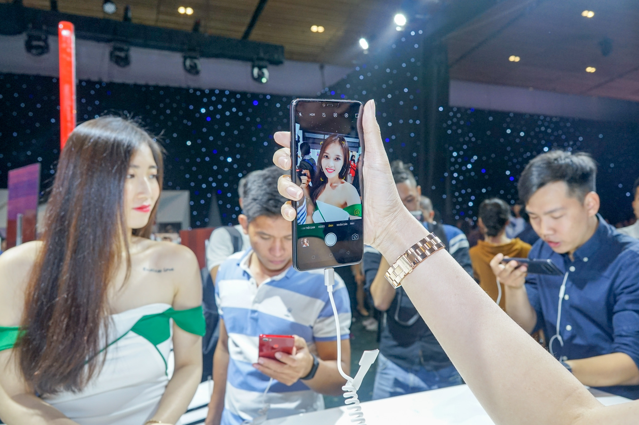 Oppo F7 màn hình tai thỏ, camera selfie HDR 25 'chấm' ra mắt tại Việt Nam (Hình 2).