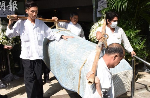 Ngôi sao - Những hình ảnh xúc động trong lễ đưa tang nhà văn Kim Dung (Hình 3).