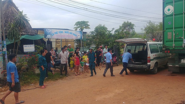 Tin nhanh - B&eacute; trai 1 tuổi bị c&aacute;n chết khi đang n&ocirc; đ&ugrave;a gần xe container