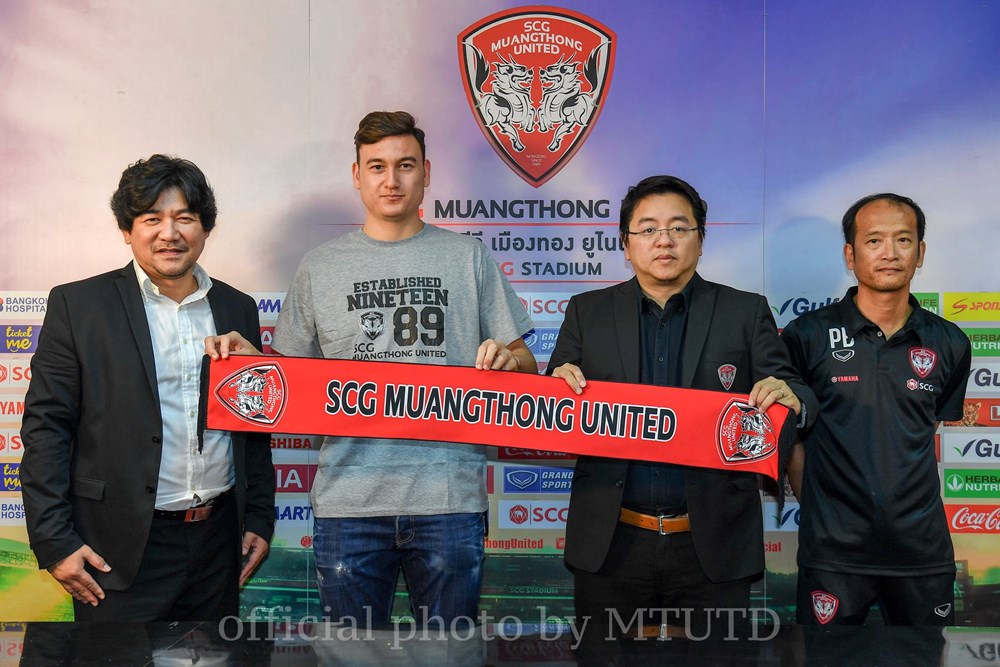 Thể thao - Chùm ảnh Văn Lâm rạng rỡ trong ngày ra mắt Muangthong United