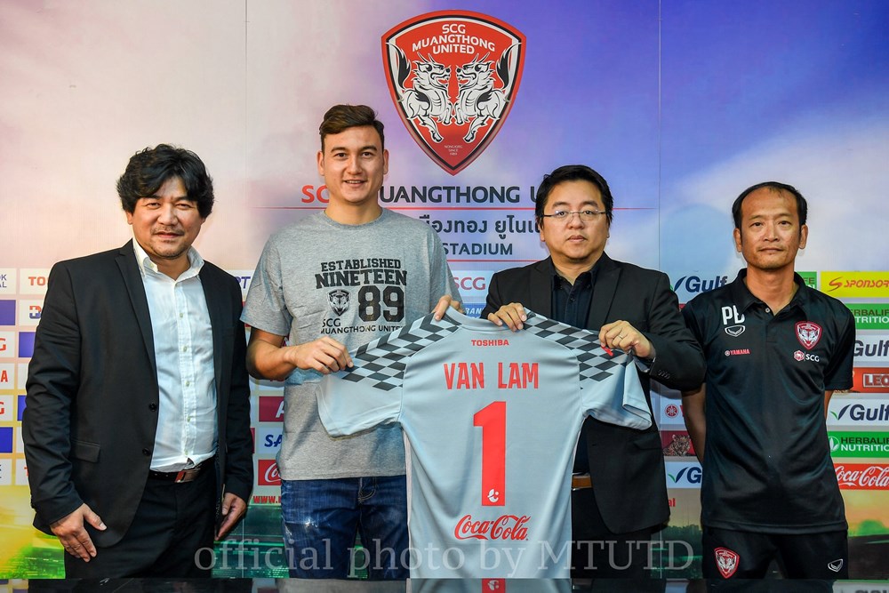 Thể thao - Chùm ảnh Văn Lâm rạng rỡ trong ngày ra mắt Muangthong United (Hình 2).