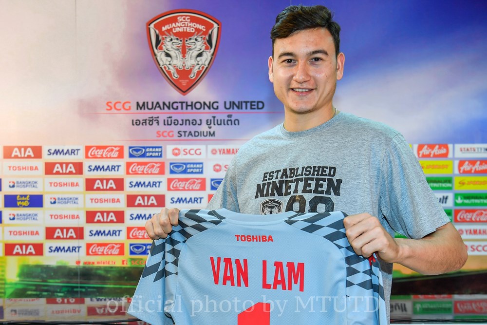 Thể thao - Chùm ảnh Văn Lâm rạng rỡ trong ngày ra mắt Muangthong United (Hình 3).