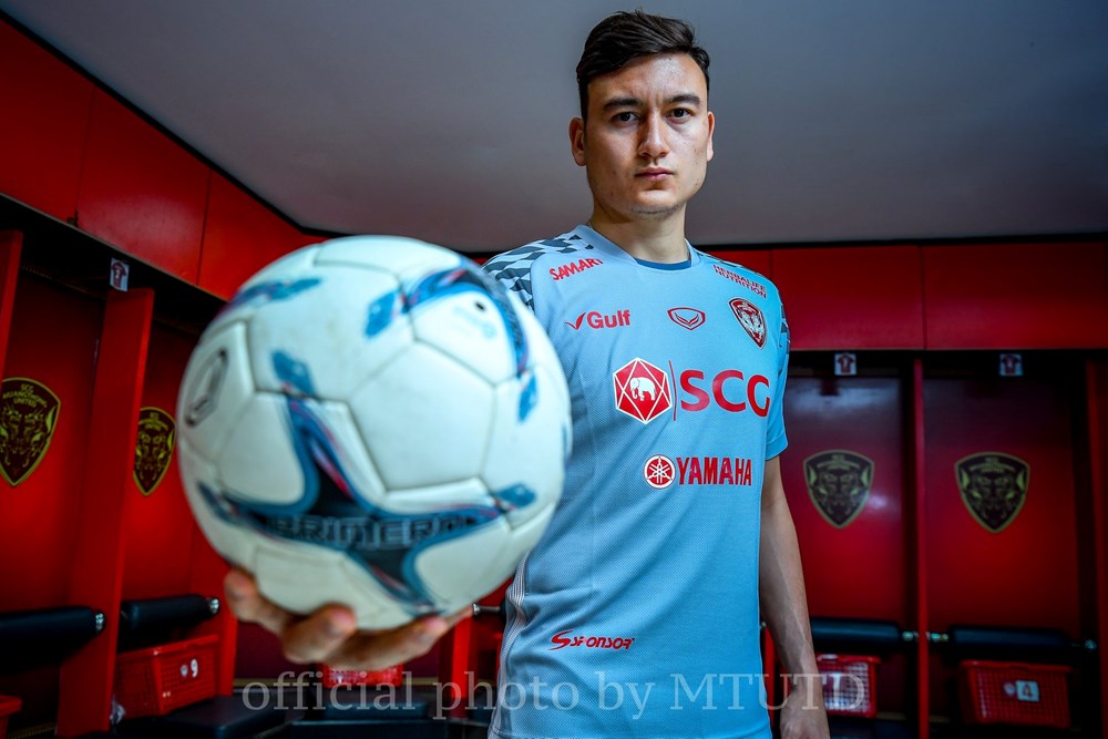 Thể thao - Chùm ảnh Văn Lâm rạng rỡ trong ngày ra mắt Muangthong United (Hình 5).