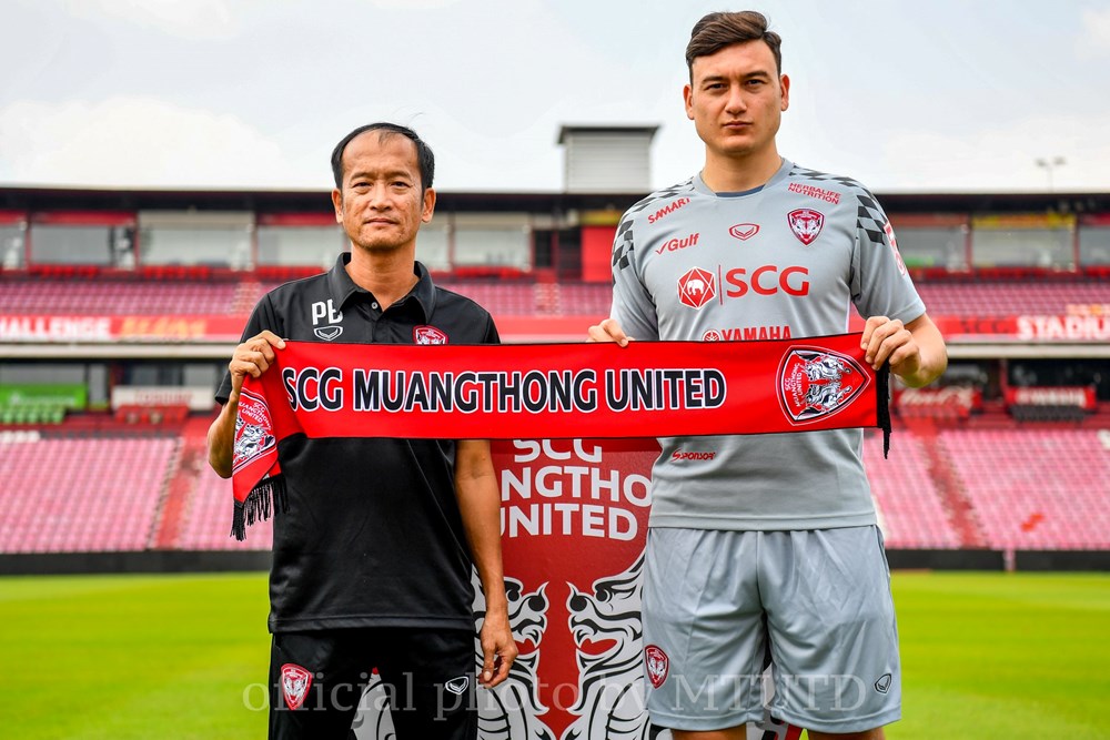 Thể thao - Chùm ảnh Văn Lâm rạng rỡ trong ngày ra mắt Muangthong United (Hình 6).