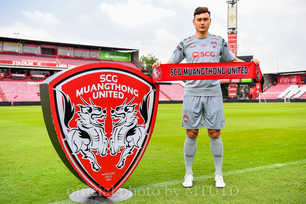 Thể thao - Chùm ảnh Văn Lâm rạng rỡ trong ngày ra mắt Muangthong United (Hình 7).