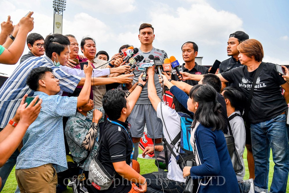 Thể thao - Chùm ảnh Văn Lâm rạng rỡ trong ngày ra mắt Muangthong United (Hình 8).