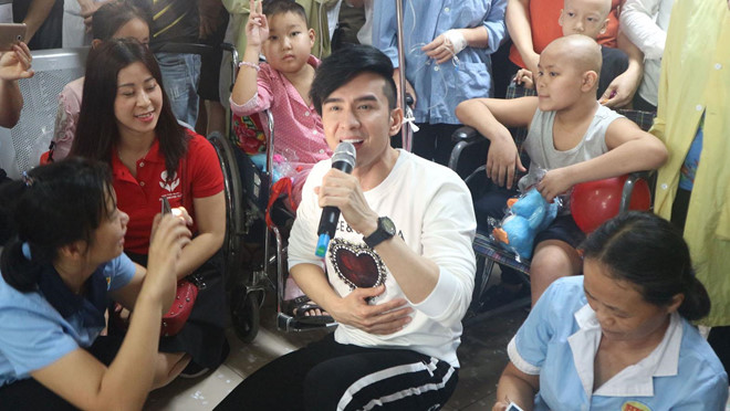 Sự kiện - Tin tức giải trí ấn tượng ngày 23/4: Hương Tràm đăng ảnh người yêu, tự tin khoe: 'Mãi 6 năm mới thoát ế' (Hình 5).