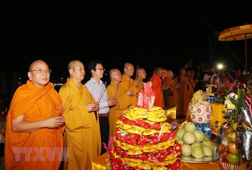 Các hòa thượng, thượng tọa niêm hương khai lễ cầu nguyện quốc thái, dân an. (Ảnh: Dương Giang/TTXVN)