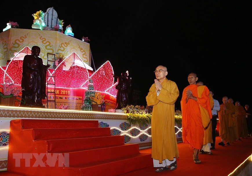 Các hòa thượng, thượng tọa niêm hương khai lễ cầu nguyện quốc thái, dân an. (Ảnh: Dương Giang/TTXVN)