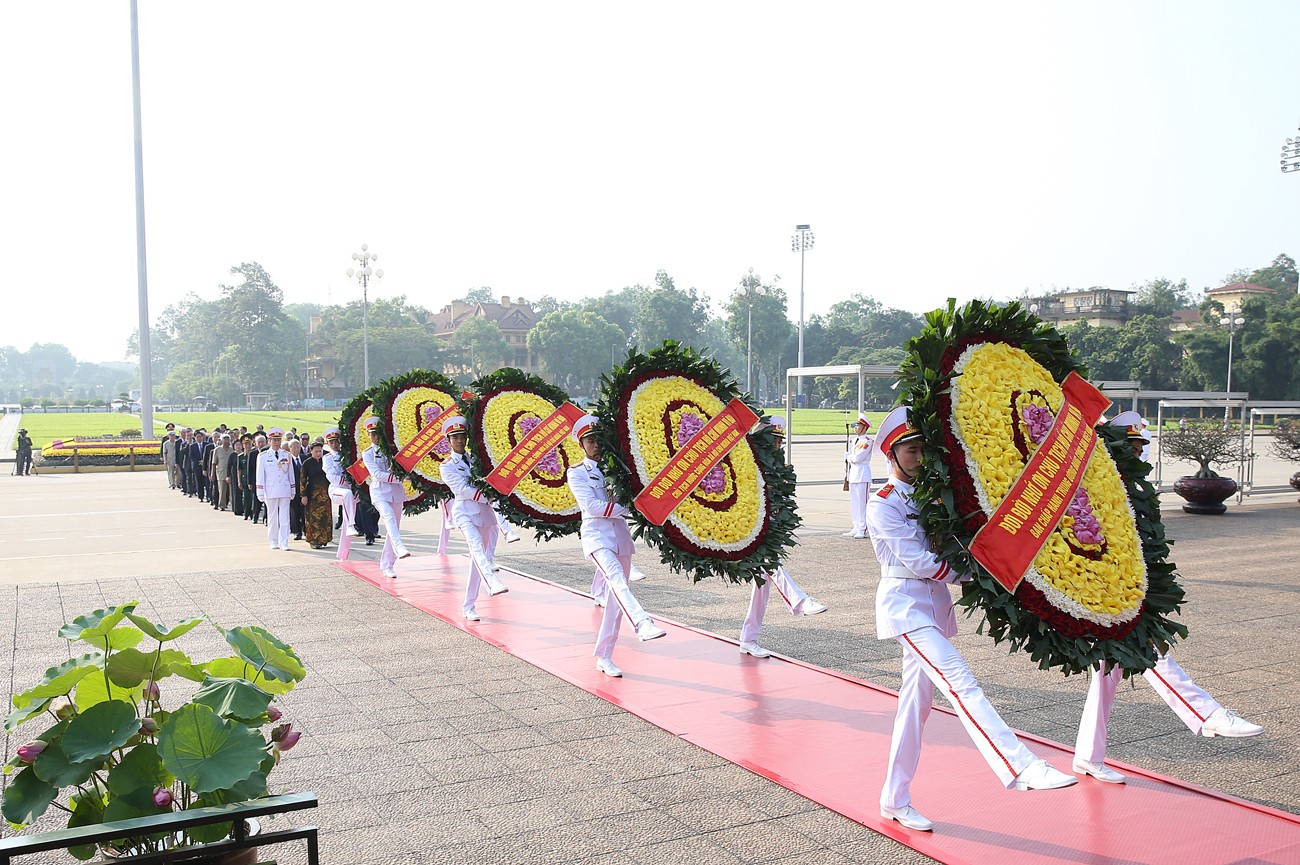 Chính sách - Lãnh đạo Đảng, Nhà nước viếng Chủ tịch Hồ Chí Minh (Hình 2).