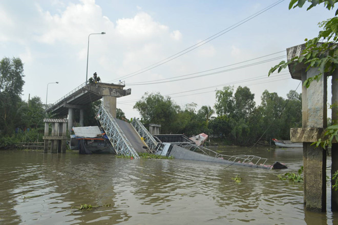 Tin nhanh - Sập cầu ở Cao Lãnh - Đồng Tháp, người dân được đi đò miễn phí (Hình 2).