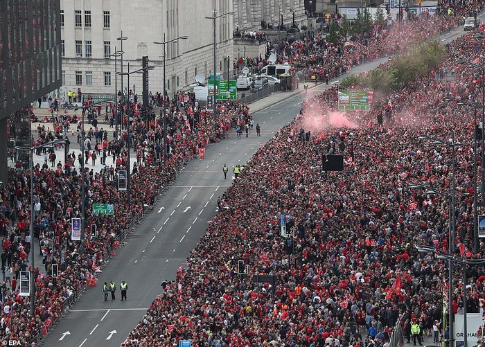 Thể thao - [Chùm ảnh] Rực đỏ trời Liverpool trong lễ rước cúp Champions League (Hình 10).