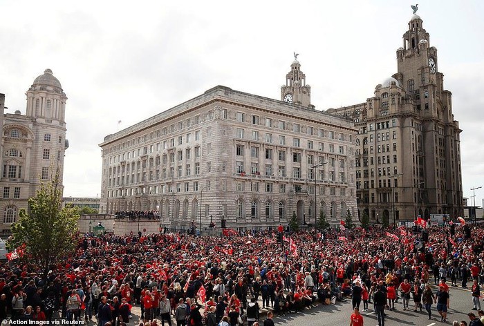 Thể thao - [Chùm ảnh] Rực đỏ trời Liverpool trong lễ rước cúp Champions League (Hình 12).