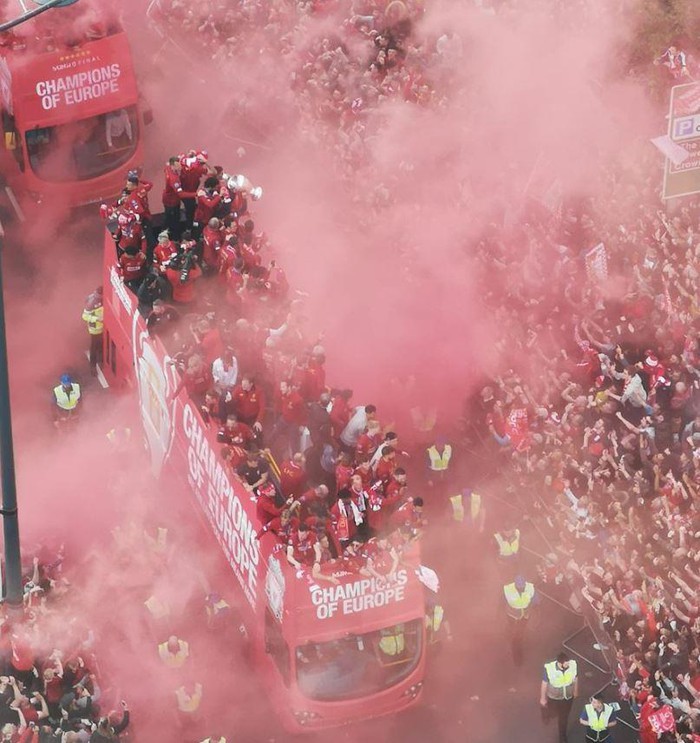 Thể thao - [Chùm ảnh] Rực đỏ trời Liverpool trong lễ rước cúp Champions League (Hình 16).