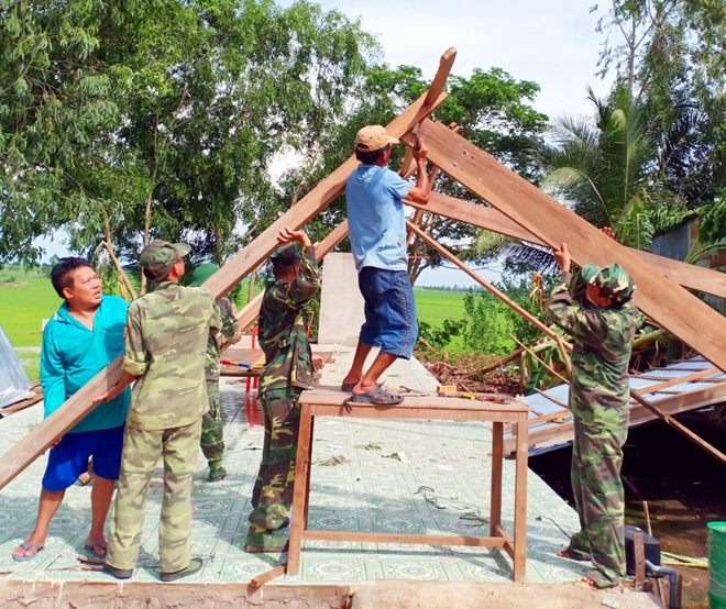 Môi trường - Mưa lớn kèm theo giông lốc làm sập, tốc mái hàng trăm căn nhà ở An Giang (Hình 2).