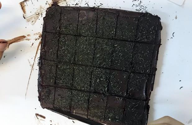 Hồ sơ điều tra - Nam sinh chế 'b&aacute;nh' chứa cần sa, d&ugrave;ng trang Facebook ảo để rao b&aacute;n