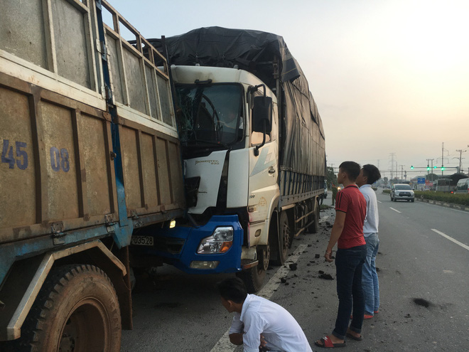 Tin nhanh - Bình Dương: Đang dừng sửa xe, tài xế xe tải bị xe chở than tông tử vong