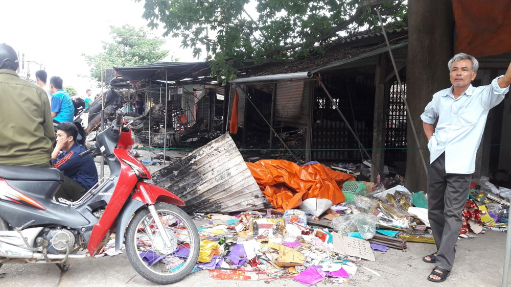 Tin nhanh - Cháy chợ Voi ở Hà Tĩnh, hàng trăm người căng mình dập lửa trong đêm