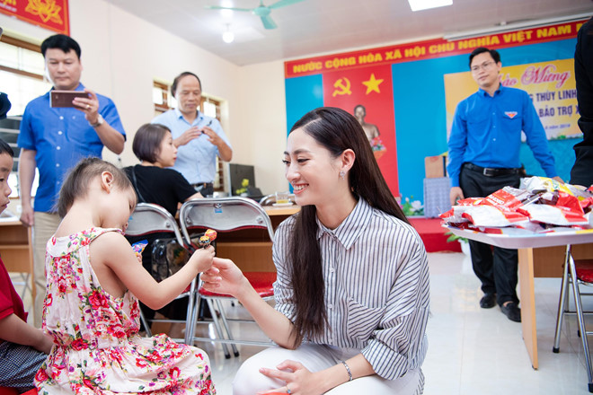 Ngôi sao - Về lại trường xưa, Hoa hậu Thùy Linh được tổ chức sinh nhật giữa sân trường (Hình 6).