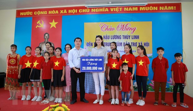 Ngôi sao - Về lại trường xưa, Hoa hậu Thùy Linh được tổ chức sinh nhật giữa sân trường (Hình 8).