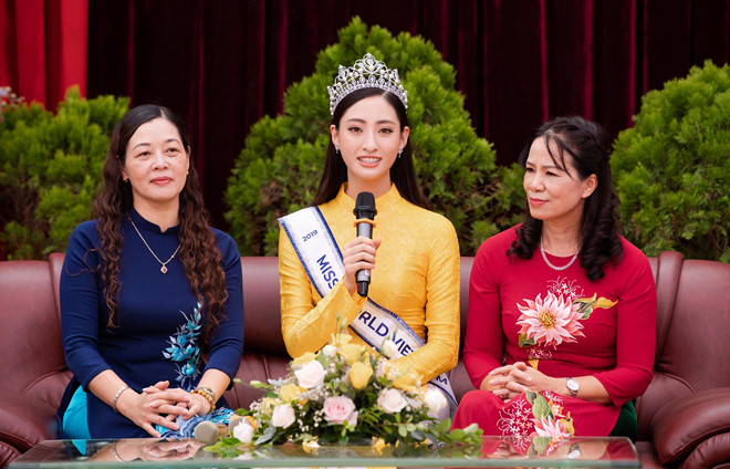 Ngôi sao - Về lại trường xưa, Hoa hậu Thùy Linh được tổ chức sinh nhật giữa sân trường (Hình 3).