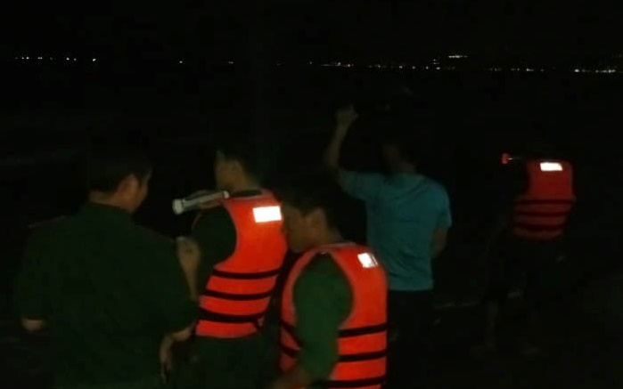Tin nhanh - Trắng đêm tìm kiếm thi thể 4 tân sinh viên bị sóng cuốn mất tích ở Bình Thuận (Hình 2).