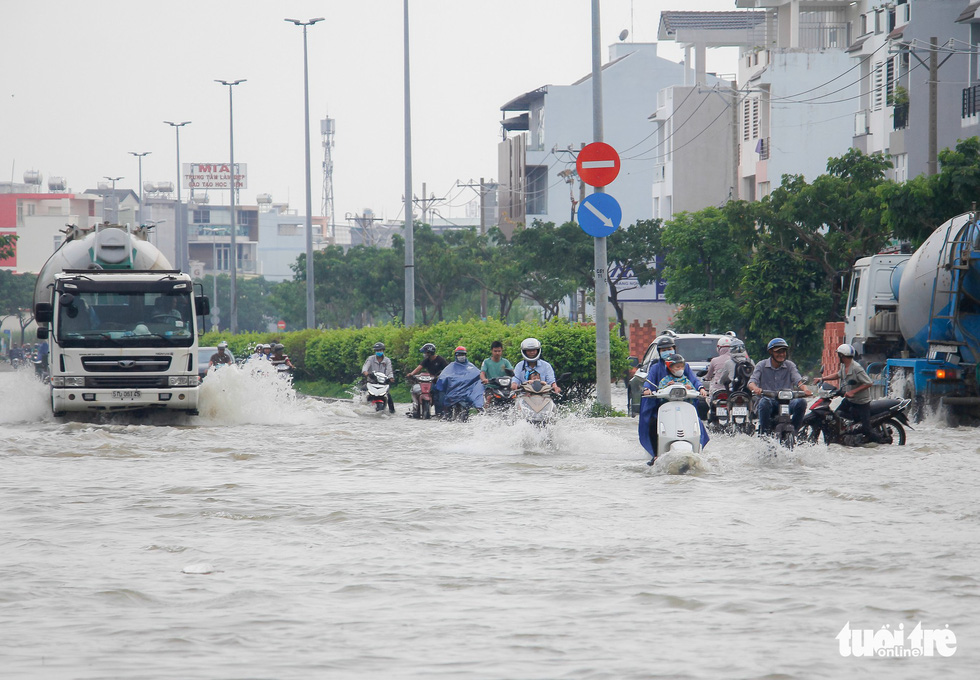 Môi trường - Nhiều tuyến phố tại TP HCM lại mênh mông trong biển nước vì triều cường