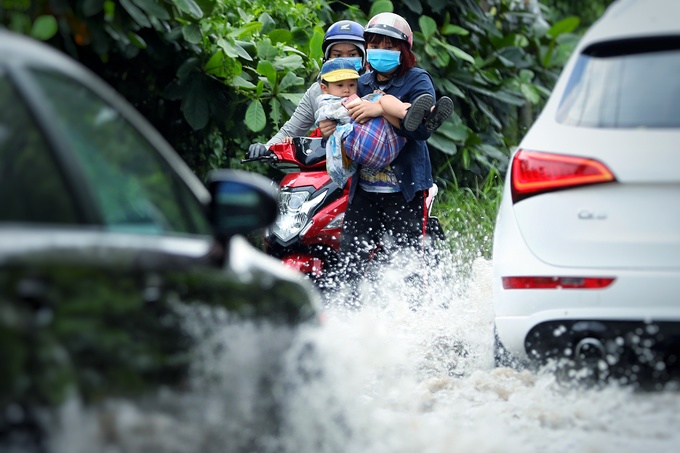 Môi trường - Nhiều tuyến phố tại TP HCM lại mênh mông trong biển nước vì triều cường (Hình 2).