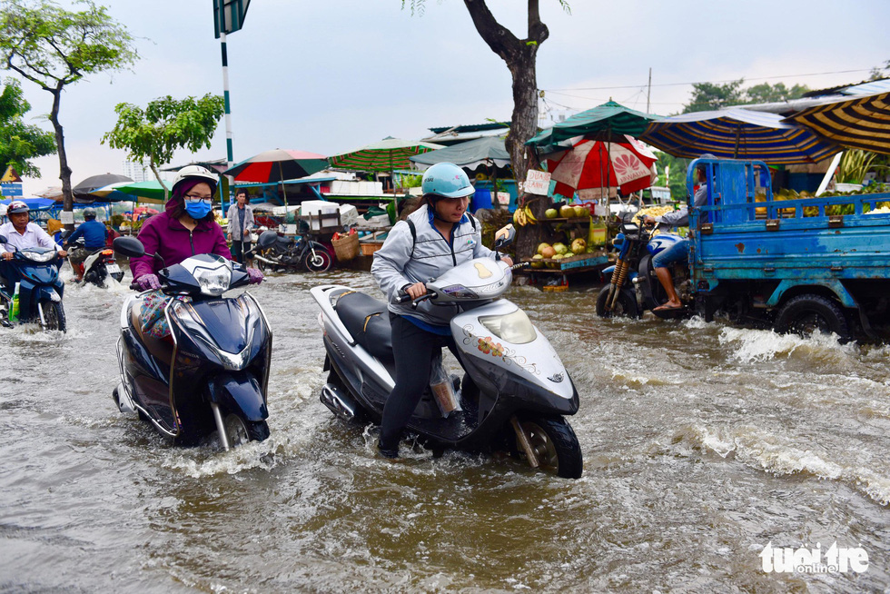 Môi trường - Nhiều tuyến phố tại TP HCM lại mênh mông trong biển nước vì triều cường (Hình 3).