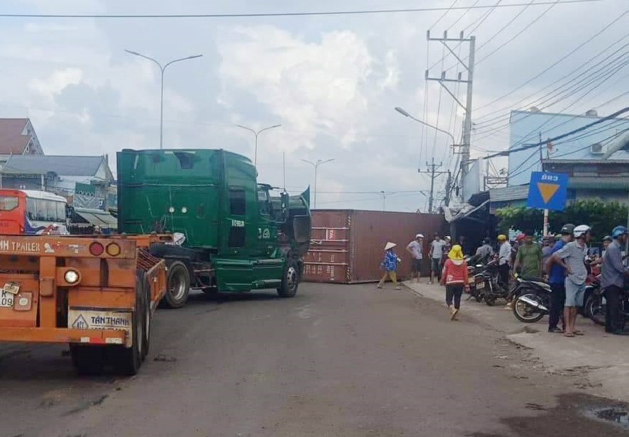 Tin nhanh - Thùng container rơi xuống đường khiến 2 người thương vong