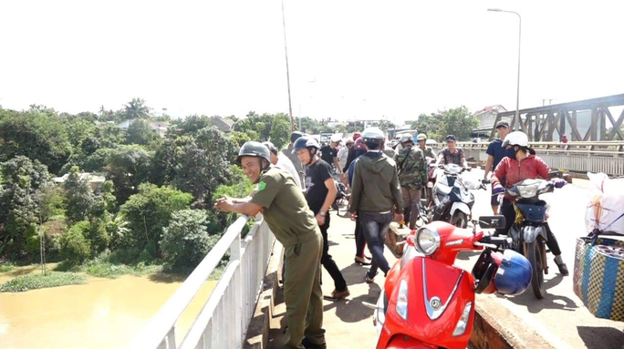 Tin nhanh - Đang tìm kiếm thanh niên nhảy cầu Sêrêpốk, một người phụ nữ bất ngờ lao mình xuống sông (Hình 2).