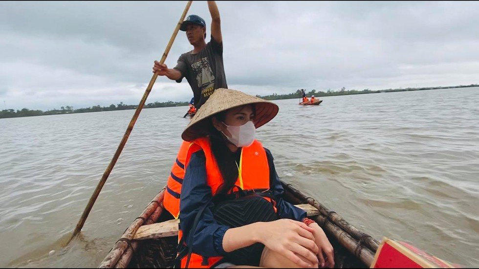 Ngôi sao - Nhiều nghệ sĩ Việt có mặt tại các tỉnh miền Trung để giúp đỡ người dân