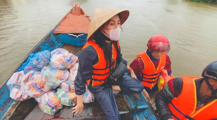 Sự kiện - Sao Việt: Thủy Tiên lên tiếng trước ý kiến trái chiều hỗ trợ người dân