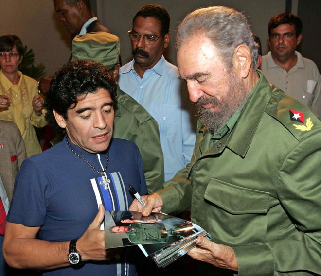 Ngôi sao - Maradona qua đời đúng ngày thần tượng của ông là Fidel Castro mất