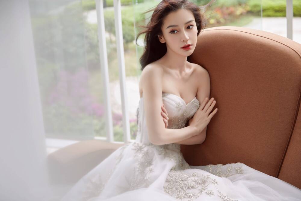 Ngôi sao - Angelababy khoe vòng một gợi cảm, Chương Tử Di 38 tuổi đóng gái 15